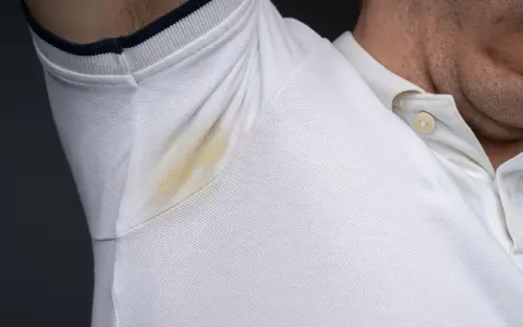 Żółte plamy pod pachami na białej bluzce polo. Dowiedz się, jak sprać żółte plamy z białej bluzki, by znów wyglądała jak nowa.