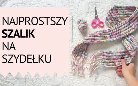 Kolorowy szal na szydełku, gotowy do noszenia. Widać też kłębek włóczki, szydełko i nożyczki.
