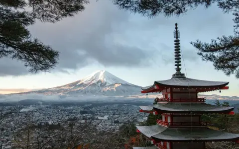 Vacker vy av Fuji med pagod i förgrunden. En påminnelse om att vaccin Japan är viktigt för resan.