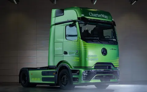 Camión verde brillante Mercedes eActros 600, "CHARGED TO CHANGE", listo para revolucionar el transporte.
