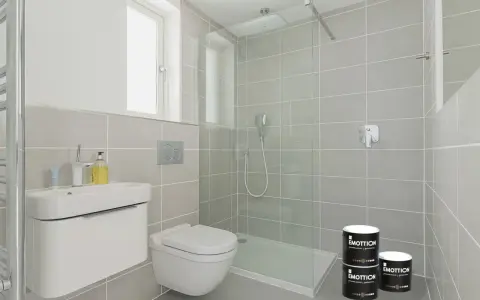 Moderno baño con ducha y lavabo. Latas de pintura para azulejos, perfectas para tus ideas para pintar azulejos baño.