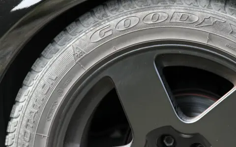 Nahaufnahme eines abgefahrenen Reifens mit dem Schriftzug "GOOD YEAR". Abgefahrene Reifen können eine Strafe nach sich ziehen.