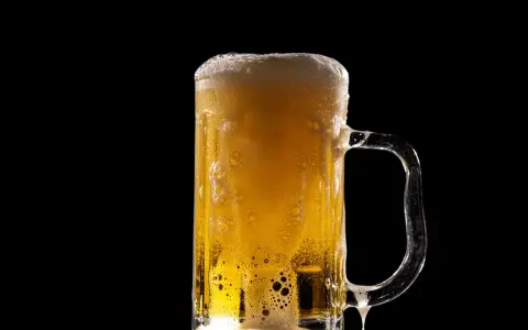 Piwo nawadnia czy odwadnia? Fakty i mity o alkoholu i płynach