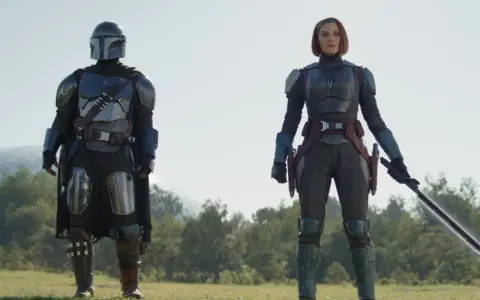 Mandalorian w zbroi i Bo-Katan Kryze z mieczem. Kto to? To oni!