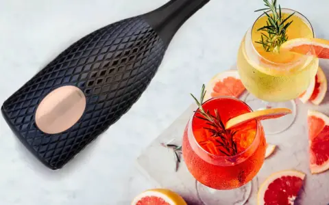 Elegancka butelka i dwa orzeźwiające drinki z grejpfrutem i rozmarynem. Poczuj, jak smakuje prosecco!