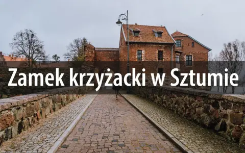 Kamienna grobla prowadzi do ceglanego zamku krzyżackiego w Sztumie.