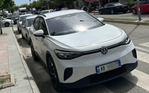 Weißer VW ID.4 mit albanischem Kennzeichen, bereit für seine nächste Fahrt als Taxi in Albanien.