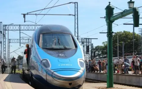 Błękitno-szary pociąg Pendolino z oznaczeniem 2 370 001-2 stoi na stacji, a wokół zgromadził się tłum ludzi.