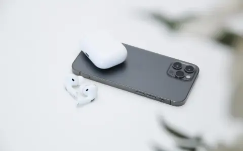 AirPods und Ladecase liegen neben einem Smartphone.
