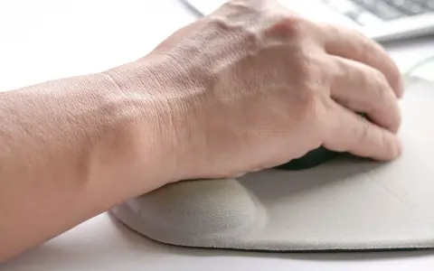 Ból nadgarstka od myszki? Ćwiczenia i ergonomia to Twój ratunek!