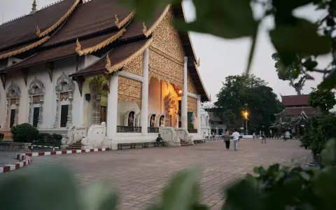 Złote zdobienia świątyni w Chiang Mai, które warto zobaczyć. Piękna architektura i spokojna atmosfera.