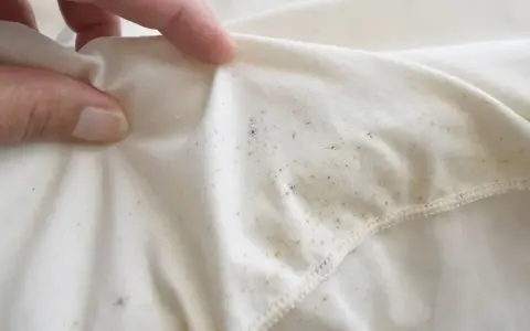 Białe ubrania zafarbowane na różowo, z widocznymi plamami i przebarwieniami.