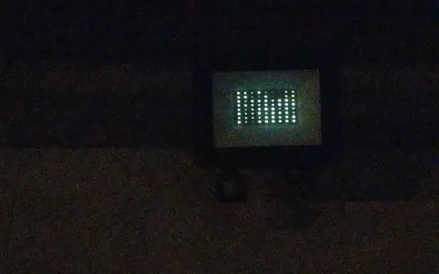 Lampa led z czujnikiem ruchu dyskretnie oświetla ciemność, tworząc delikatny blask.