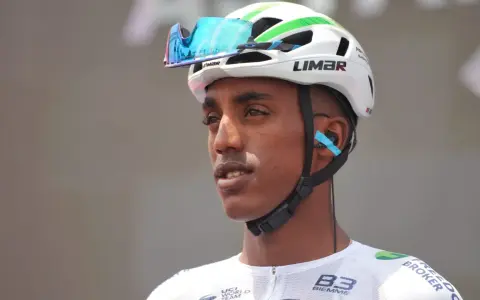 Radfahrer Henok Mulubrhan mit Helm und Brille, bereit für das Rennen.