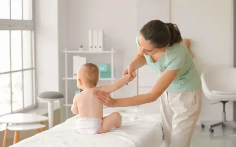 Kiedy z noworodkiem do fizjoterapeuty? Objawy, ryzyko i korzyści