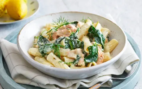 Krämig laxpasta med spenat och dill, ett perfekt laxpasta recept för en snabb och god middag.