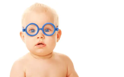 Niebieskie okulary na nosie niemowlaka, który ma lekki zez.