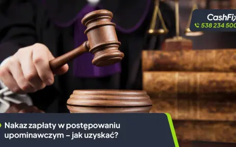 Sędzia uderza młotkiem, symbolizując wydanie nakazu zapłaty w postępowaniu upominawczym. Obok stos starych ksiąg prawnych i wagi sprawiedliwości.