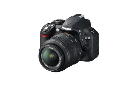 Czarny aparat fotograficzny Nikon D3100 z obiektywem 18-55mm. Idealny do uchwycenia wspomnień.