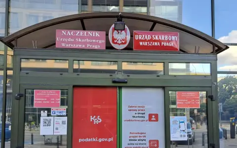 Wejście do Urzędu Skarbowego Warszawa Praga. Informacje o godzinach otwarcia i możliwości załatwienia spraw online. Urząd skarbowy bada majątek, ale tu można załatwić sprawy szybko.