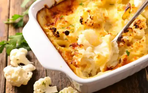 Un délicieux gratin de chou-fleur crémeux et doré, prêt à être dégusté.