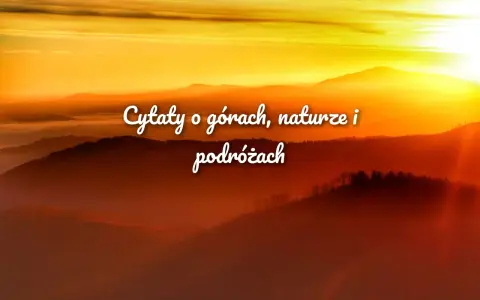 Zachód słońca nad mglistymi górami z białym napisem "Cytaty o górach, naturze i podróżach".