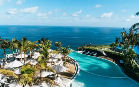 Rajski widok na ocean z basenem i palmami. Idealne miejsce na wakacje all inclusive soft.