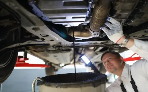 Motorölbehälter entsorgen: So geht's richtig & kostenlos