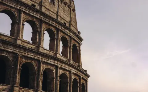 Il Colosseo, con i suoi imponenti archi, fa immaginare quanti posti aveva per accogliere migliaia di spettatori.