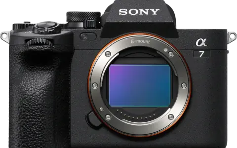 Sony Alpha 7, konkurent Canona, z obiektywem E-mount i widocznym sensorem.