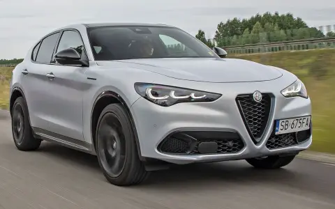 Srebrny Alfa Romeo Stelvio w ruchu. Sprawdź aktualną alfa romeo stelvio cena i wybierz swój wymarzony SUV.