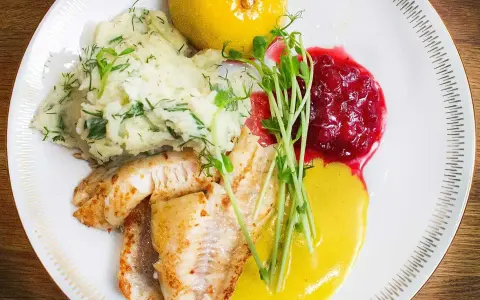 Stekt abborre med potatismos, lingonsylt och citron. Ett klassiskt abborre recept som passar perfekt till helgen.