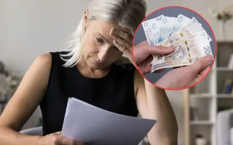 Zmartwiona kobieta z dokumentami i ręką trzymającą pieniądze, sugerujące problemy z przestępstwami podatkowymi.