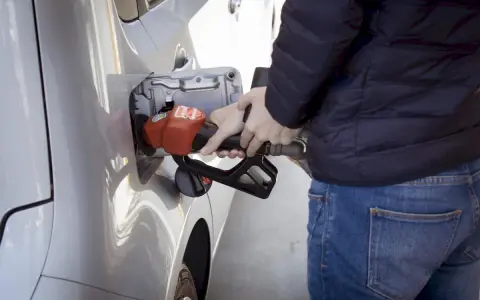 La pompa del diesel entra nel benzinaio, un errore comune che può causare danni al motore.