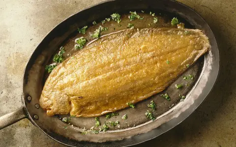 Un dorado lenguado a la meunière, recién salido de la sartén, con perejil picado.