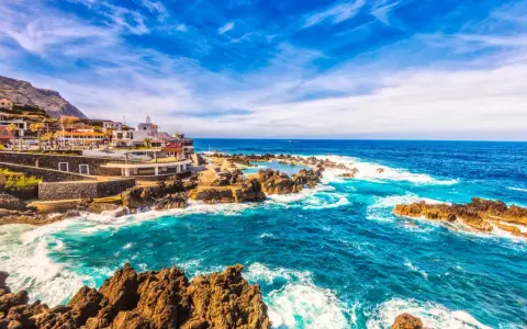 Madeira: Naturschwimmbecken an der Küste. Die Madeira Klimatabelle zeigt, dass die beste Reisezeit ganzjährig ist.