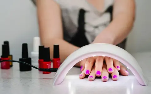 Czym jest manicure żelowy? Poznaj zalety i wady tej metody
