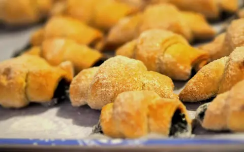 Rogaliki drożdżowe – przepis babci. Złociste, pachnące, posypane cukrem, jak u babci.