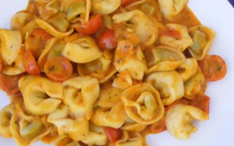 Tortellini z czym się je - najlepsze sosy i dodatki do dania