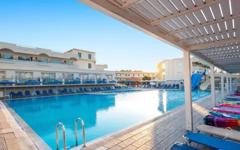 Basen z leżakami i zjeżdżalniami w Delfinia Resort. Wiele pozytywnych delfinia resort opinie potwierdza, że to idealne miejsce na wakacje.