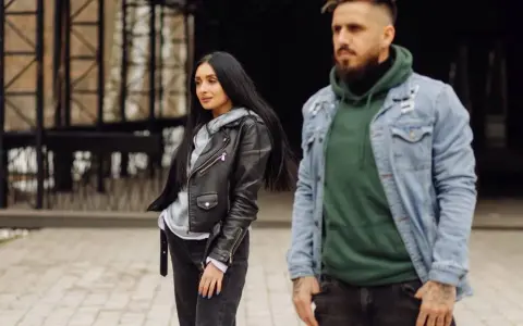Jaką kurtkę do bluzy z kapturem wybrać, aby nie popełnić błędu?