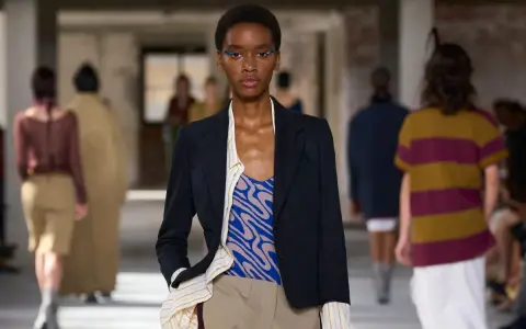 Modella con pantaloni chino, un capo versatile che definisce uno stile casual-chic.