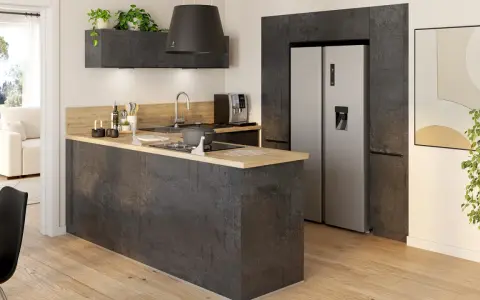 Îlot de cuisine moderne avec plan de travail en bois, idéal pour un deco plan de travail cuisine. Un réfrigérateur argenté et une hotte noire complètent l'ensemble.
