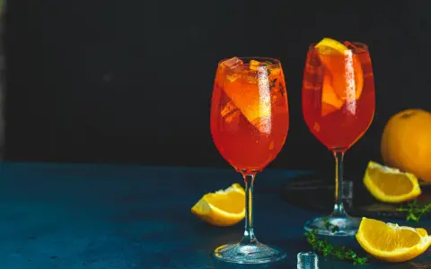Aperol z wódką: Odkryj proste przepisy i zaskakujące wariacje