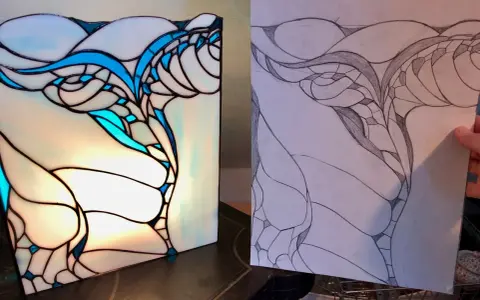 Le vitrail wecandoo, une œuvre d'art lumineuse aux courbes bleues et blanches, est comparé à son croquis préparatoire.