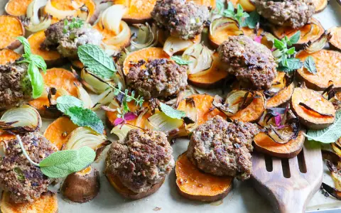 Ugnsbakade köttbullar på sötpotatis med lök och örter. En härlig majskolv i ugn-inspirerad rätt.