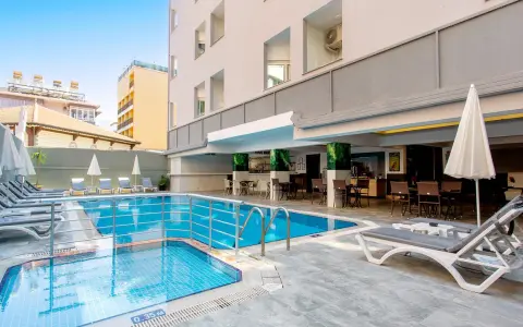 Basen i leżaki przy Diamond Hill Resort. Idealne miejsce na relaks i orzeźwienie.