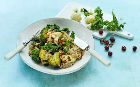 En härlig vegetarisk rätt med kål, broccoli och nötter. Perfekt för dig som söker nya vegetariska recept.