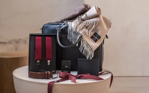 Elegancki zestaw dla taty: czarna torba, szalik, portfel, pasek, spinki do spodni i perfumy. Praktyczny prezent dla taty na święta, który z pewnością go ucieszy.
