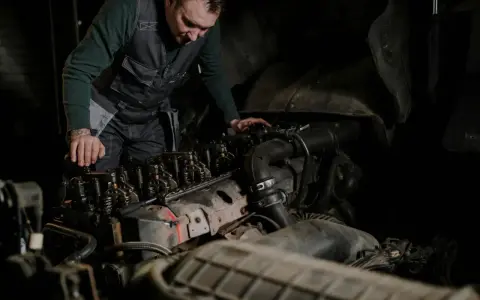 Mechanik bada silnik, szukając oznak nieszczelnej odmy.